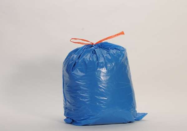 SAC 30L BLEU LIENS COULISSANTS 30µ PAR 100